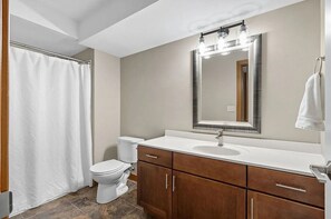 Bathroom - Spacious 4-bedroom townhome in quiet Iowa City neighborhood (Iowa City)
