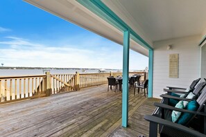 Outdoor dining - Latitude Attitude - 6 BR Beach House w\ Private Bayfront Pier (Gulf Shores)