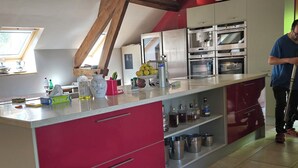Cafetera y tetera, refrigerador, microondas y horno