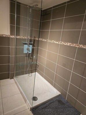 Shower - Charming stone house in green perigord (La Coquille)