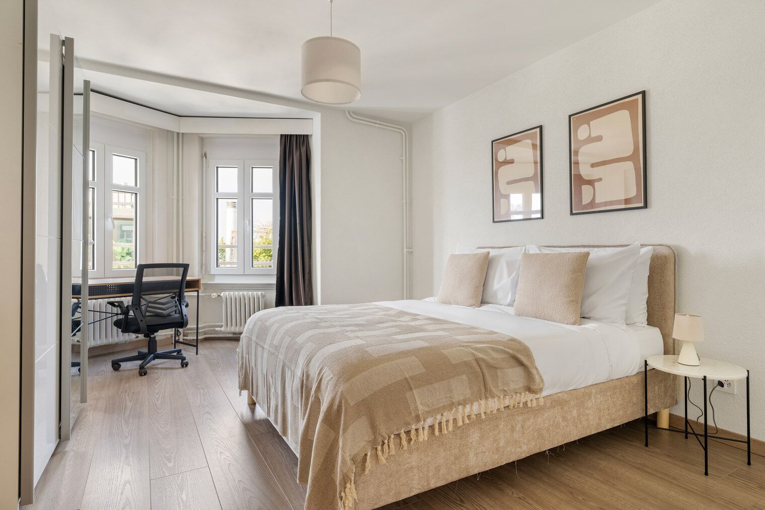 2 عدّة غرف نوم ومكواة/لوح كي وواي فاي وملاءات أسرّة