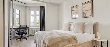 2 عدّة غرف نوم ومكواة/لوح كي وواي فاي وملاءات أسرّة