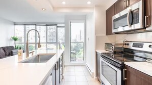 Coffee/tea maker, fridge, microwave, oven - Luxury 2-bedroom condo beach side Yaletown (Vancouver)