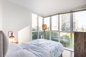 2 Schlafzimmer, Schreibtisch, Bügeleisen/Bügelbrett, Reisekinderbett