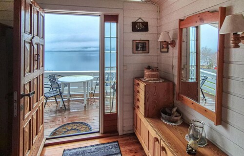 Nice home in Vallavik with WiFi