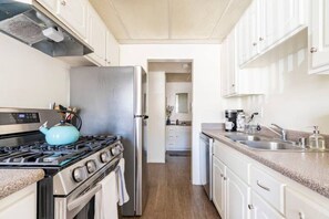 Microwave, oven, stovetop, dishwasher - Pet-Friendly, Elevated Stay with Space, Comfort & Style (Thousand Oaks)