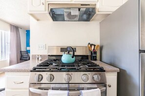 Microwave, oven, stovetop, dishwasher - Pet-Friendly, Elevated Stay with Space, Comfort & Style (Thousand Oaks)