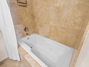 Shower, jetted bath, hair dryer, towels - Cozy Escape in Old Town Park City (Park City)
