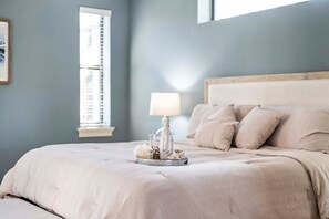 5 bedrooms, iron/ironing board, travel cot, free WiFi - Eden - Luxury Vacation Villa for up to 12 Guests (Cape Coral)