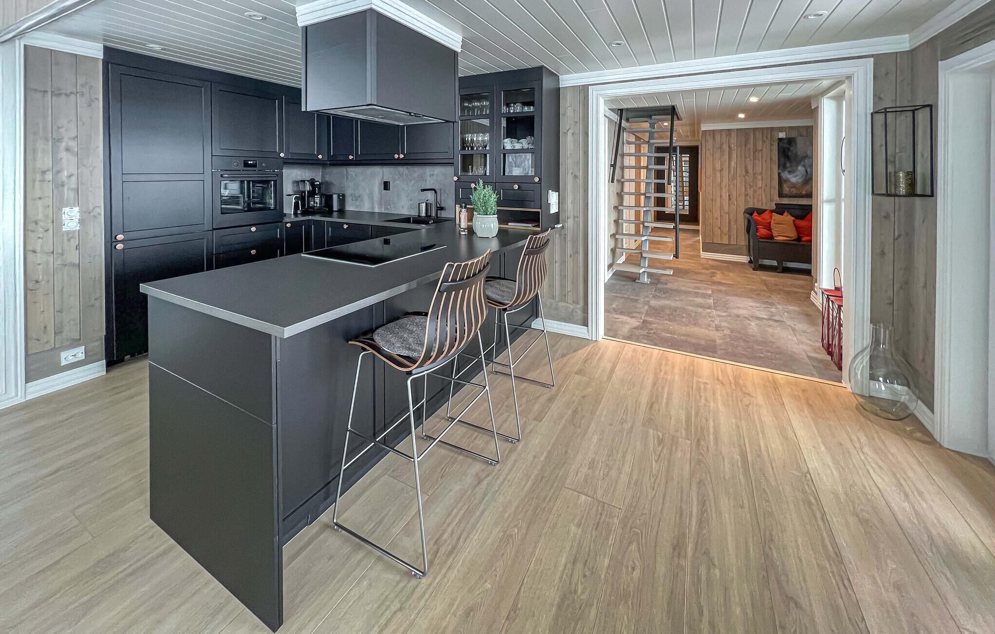 Kjøleskap, ovn, kokeplater og oppvaskmaskin