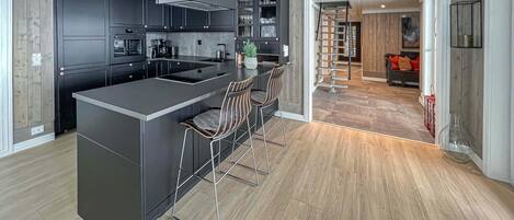 Kjøleskap, ovn, kokeplater og oppvaskmaskin