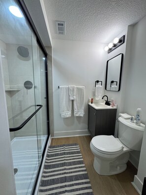 Bruser, hårtørrer, håndklæder, Sæbe