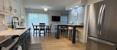 Microondas, horno, parrilla de estufa y lavavajillas