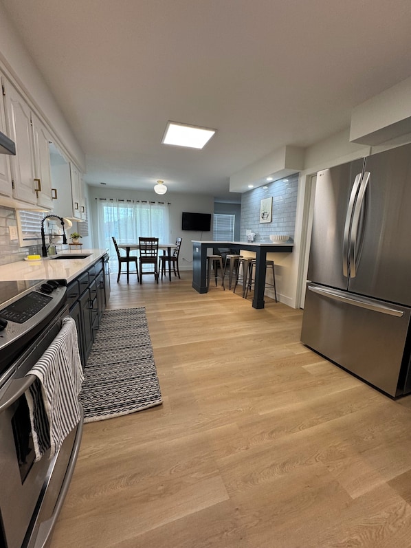 Microondas, horno, placa de cocina y lavavajillas