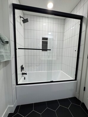 Shower, hair dryer, towels, soap - Modern Comfort on Crystal – Sleeps 16! (Grandview)