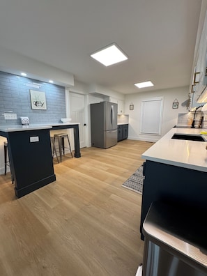 Microondas, horno, placa de cocina y lavavajillas