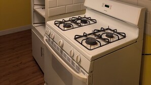 Private kitchen - Charming 3-bedroom apartment in Los Angeles perfect for your stay (Los Angeles)