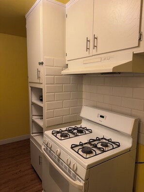 Private kitchen - Charming 3-bedroom apartment in Los Angeles perfect for your stay (Los Angeles)
