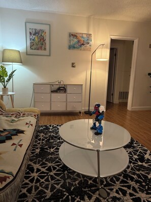 Living area - Charming 3-bedroom apartment in Los Angeles perfect for your stay (Los Angeles)