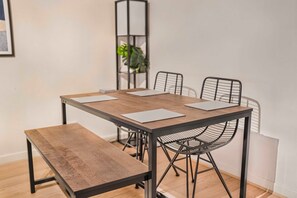 Dining - GuestReady - Historic Cavern Quarter gem (Liverpool)