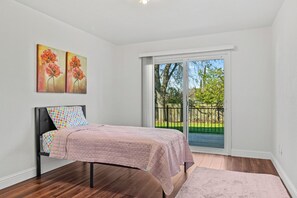 6 bedrooms, desk, iron/ironing board, free WiFi