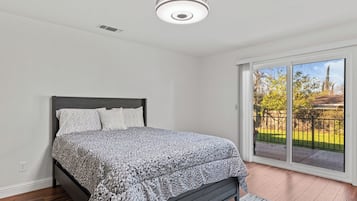 办公桌、熨斗/熨衣板、免费 WiFi、床单