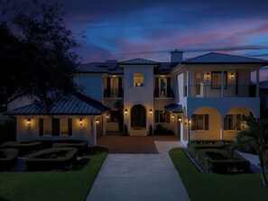 Exterior - Near the Beach • Pool and Jacuzzi • Waterfront Villa (Fort Lauderdale)