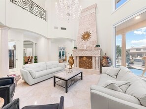 Smart TV, fireplace, books - Near the Beach • Pool and Jacuzzi • Waterfront Villa (Fort Lauderdale)