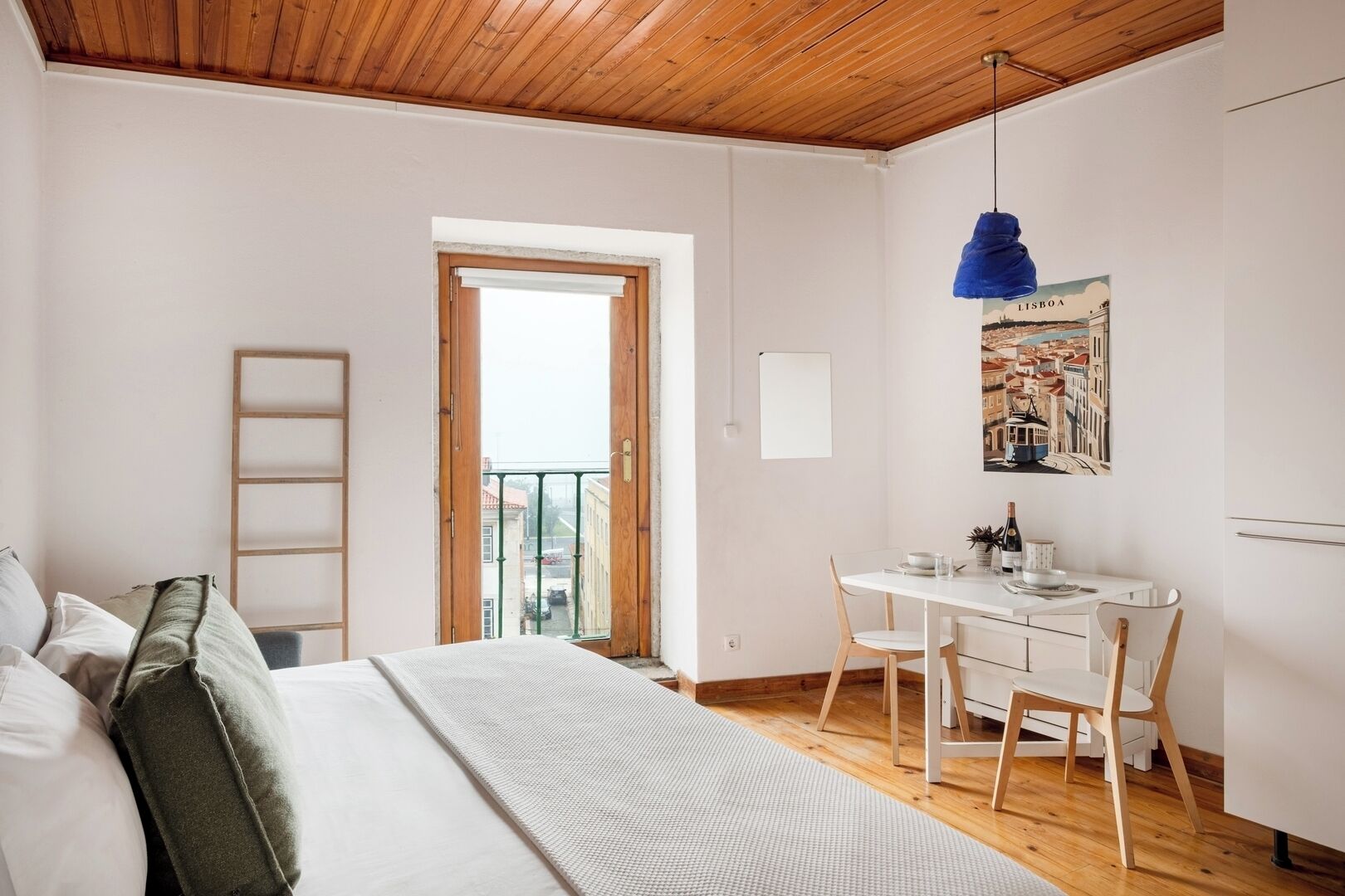 Silitysrauta/-lauta, vauvan matkasänky, Wi-Fi, vuodevaatteet