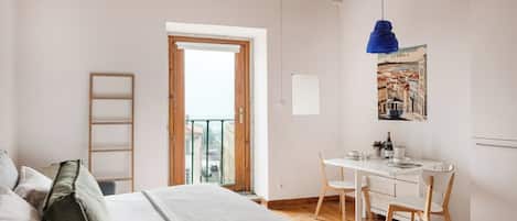 Silitysrauta/-lauta, vauvan matkasänky, Wi-Fi, vuodevaatteet