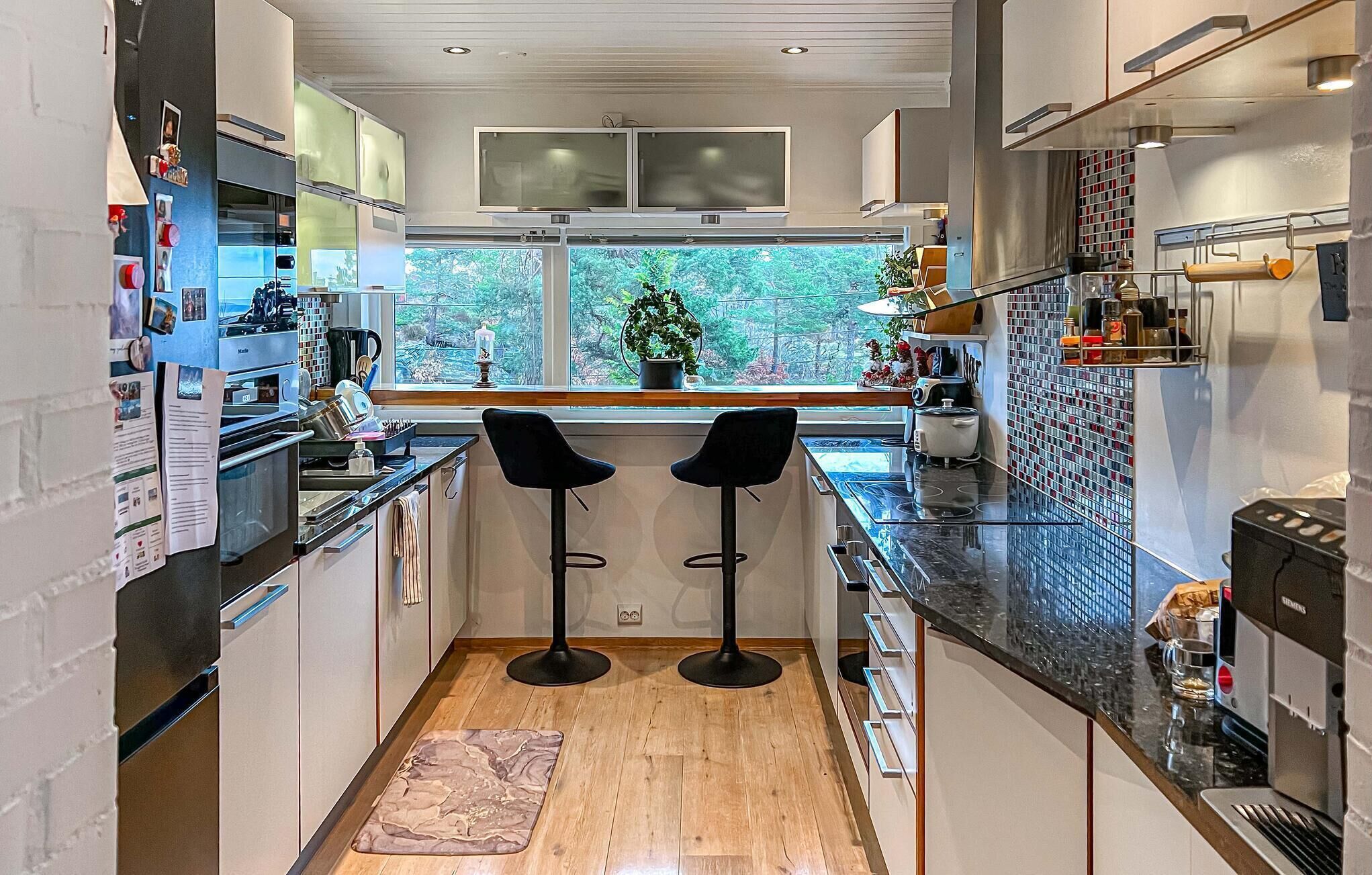 Kjøleskap, kokeplater, oppvaskmaskin og kaffetrakter/tekoker