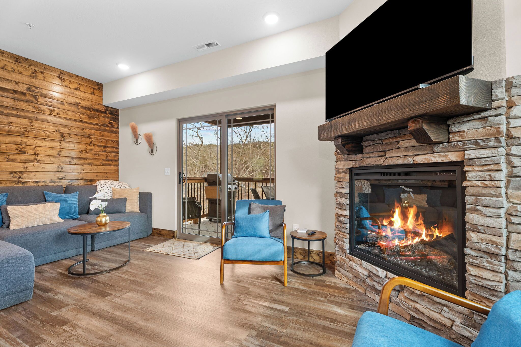 Smart TV, lareira, mesa de pingue-pongue