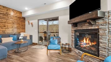 Smart TV, lareira, mesa de pingue-pongue