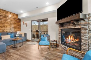 Smart TV, lareira, mesa de pingue-pongue