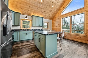 Fridge, microwave, oven, stovetop - Baxter's Hideout | Snowmobile & ATV Access (Oquossoc)