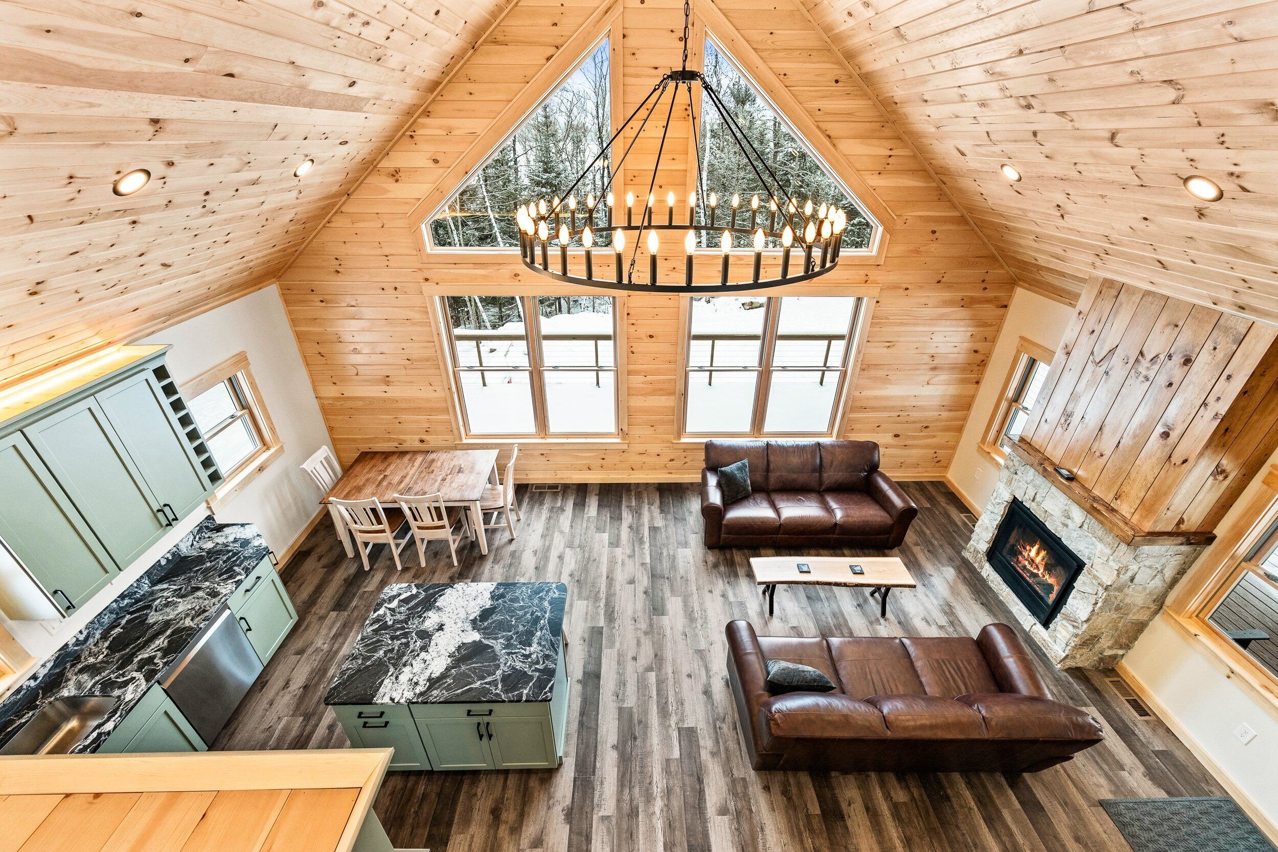 Fernseher, Kamin, Bücher