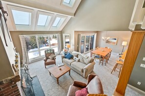 Televisión y chimenea 