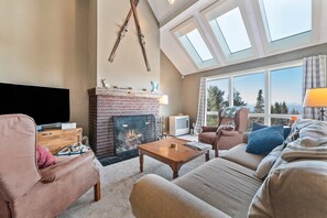 Televisión y chimenea 