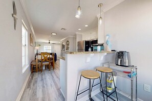 Dining - Feelin Beachy, Shared Pool, Walk to the Beach (Port Aransas)