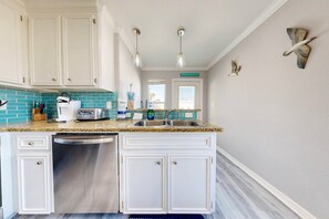 Fridge, microwave, oven, stovetop - Feelin Beachy, Shared Pool, Walk to the Beach (Port Aransas)