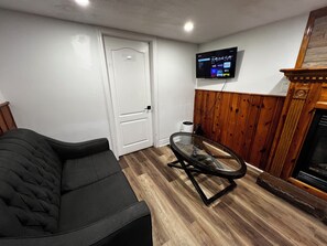 TV - Prime Location 3Bedrooms, 2 Bath,Basement Apt with free parking-Close to Transit (Mississauga)