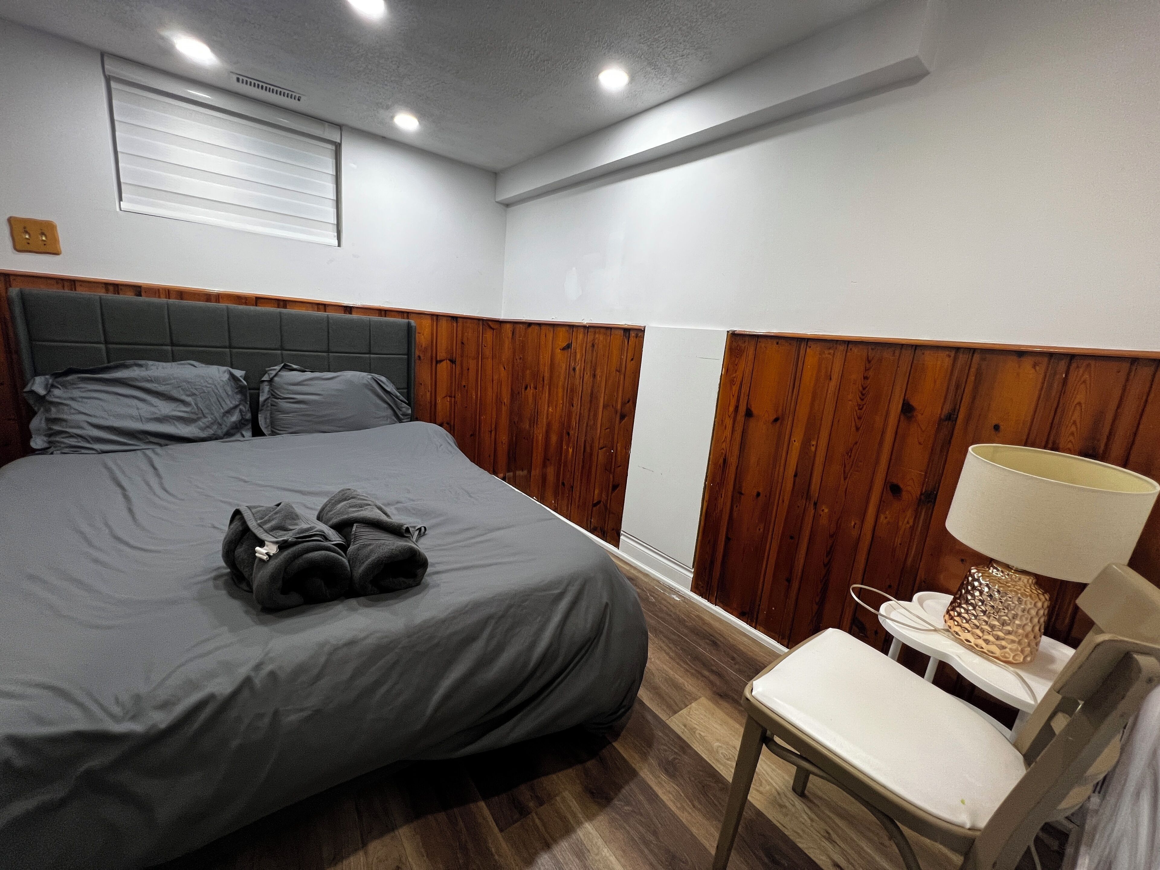 3 slaapkamers, een strijkplank/strijkijzer, internet, beddengoed