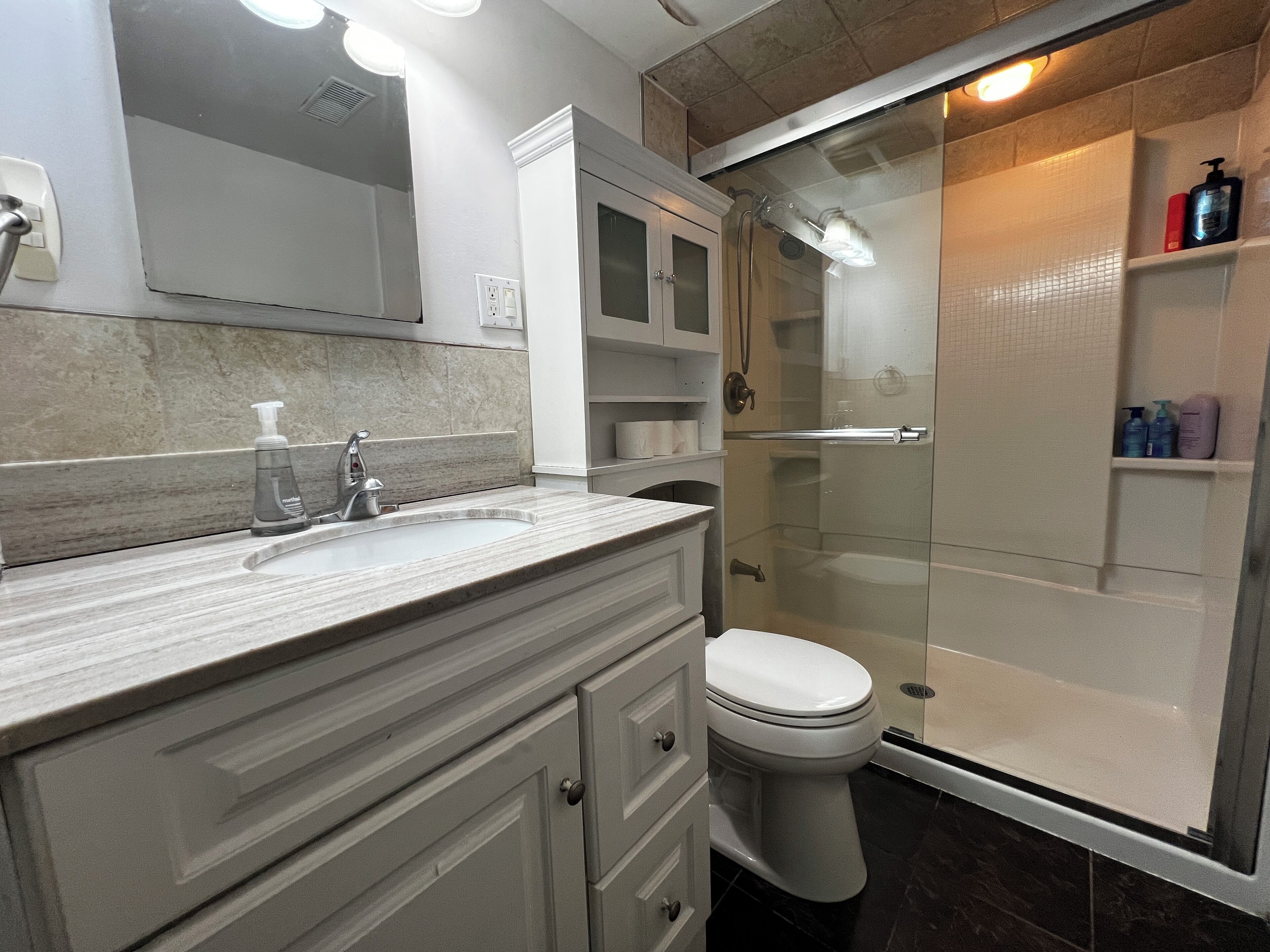 Bidet, serviettes fournies, savon, papier toilette