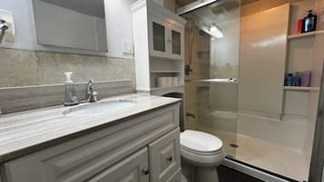 Bidet, Handtücher, Seife, Toilettenpapier