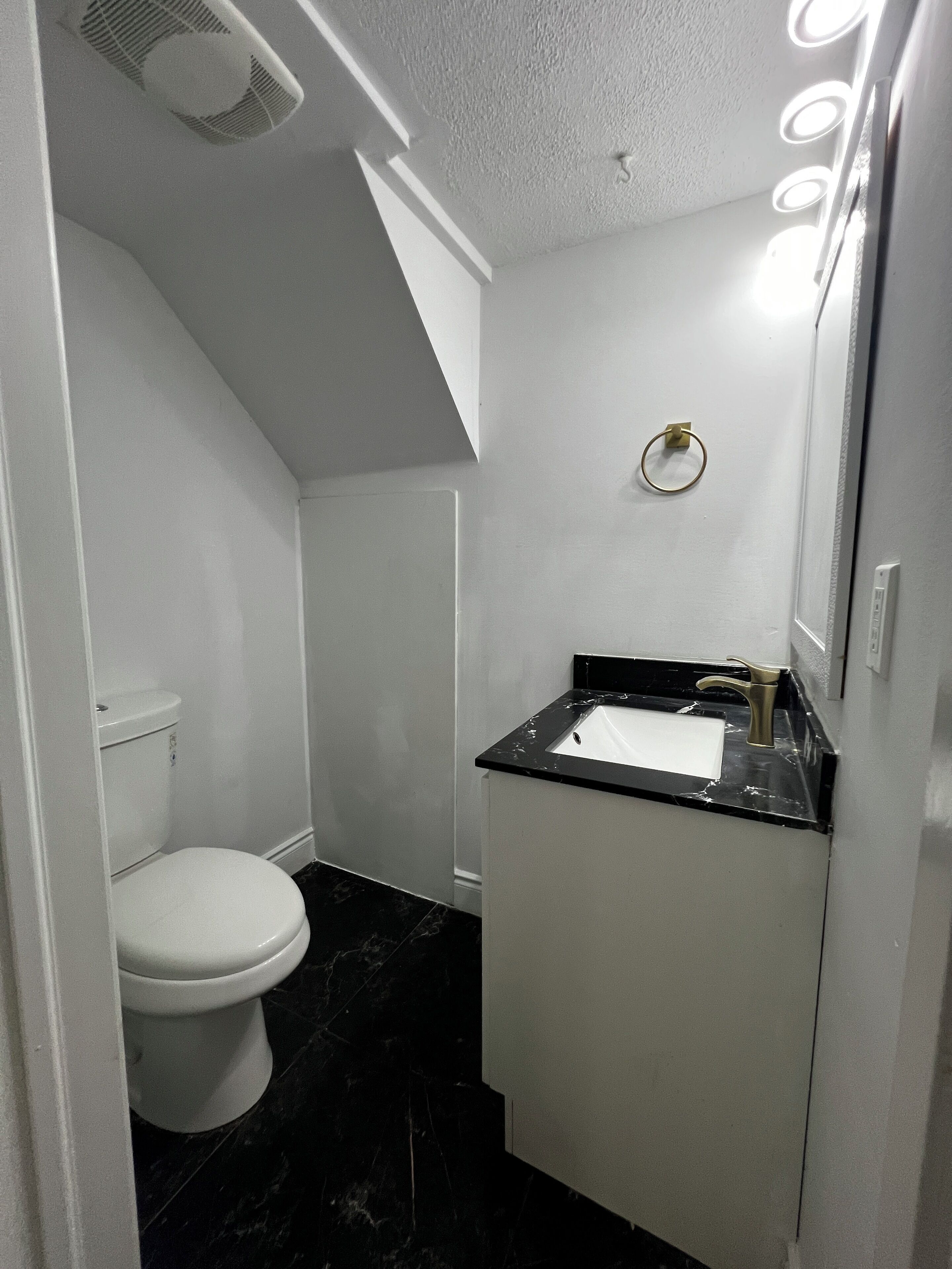 Een bidet, handdoeken, zeep, toiletpapier