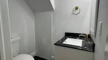 Een bidet, handdoeken, zeep, toiletpapier