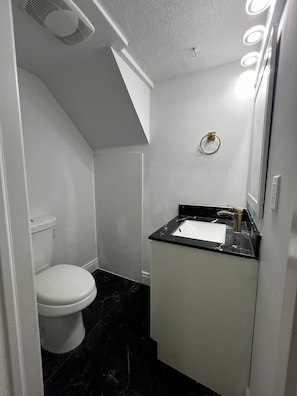 Bidet, serviettes fournies, savon, papier toilette