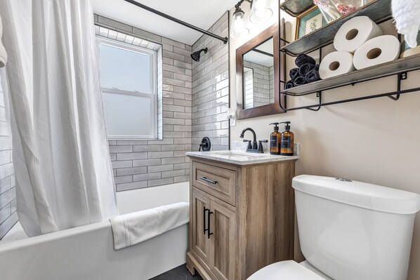 House | 2 bedrooms - Newly Renovated we are the Perfect Location (Algoma)