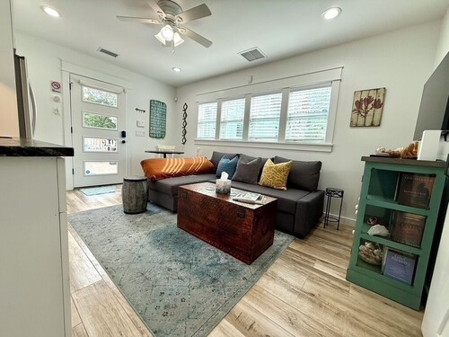 Canary Palm Cottage: Tropical Comfort & Peaceful Living in Jacksonville