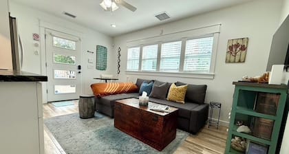 Canary Palm Cottage: Tropical Comfort & Peaceful Living in Jacksonville